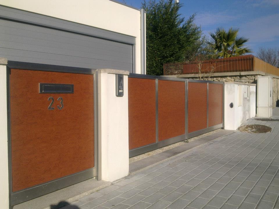 ferdinox-industria-de-aços-inoxidaveis-conjunto-portoes-inox-painel